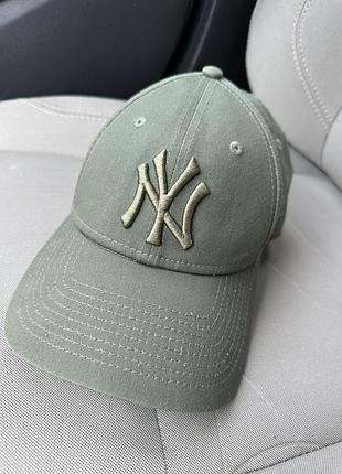 Ця бейсболка — модель  new york yankees кольору хакі або зелена