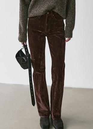 Джинсы massimo dutti с высокой посадкой выполнены и имеют эффект флокирования (окситовая текстура)