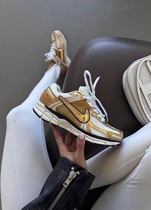 Женские белые кроссовки nike air zoom vomero 5 gold white х вомеро 37