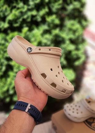 Жіночі білі гумові шльопанці crocs бежеві на високій модні жіночі тапки крокс підошва на піні