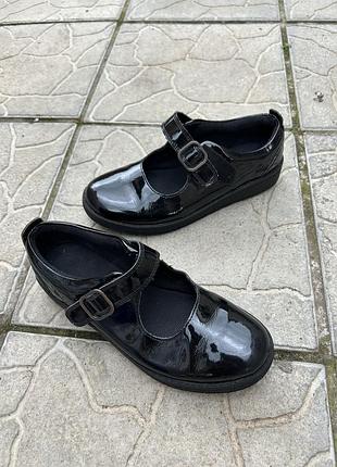 Лаковые кожаные туфли туфельки туфлі на девочку clarks 33p