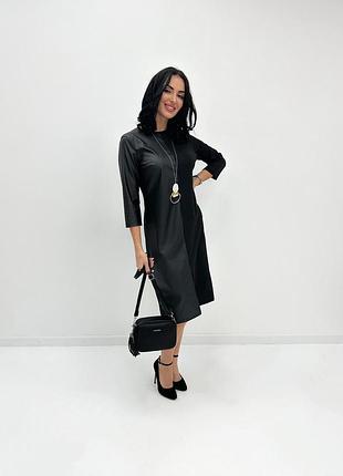 Чёрное классическое платье средней длины