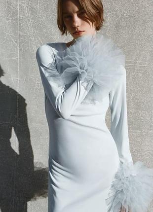 Пастельно-синя коротка сукня zara m — тюлеві аплікації, виріз на спині
