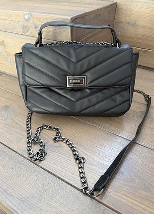 Чорна стьобана сумка sinsay • сумка з ланцюжком • стильна crossbody