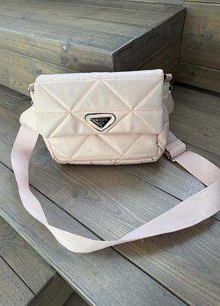 Пудрова стьобана сумка в стилі prada • ніжно-рожева crossbody сумка