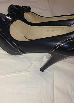 Туфлі на високому каблуці