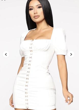 Біла міні-сукня від fashion nova з корсетними гачками