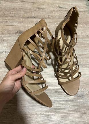 Босоніжки жіночі на каблуках justfab
