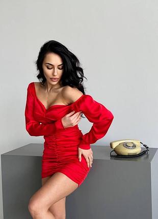 Женское платье с драпировкой с открытыми плечами, в красном цвете 44-46