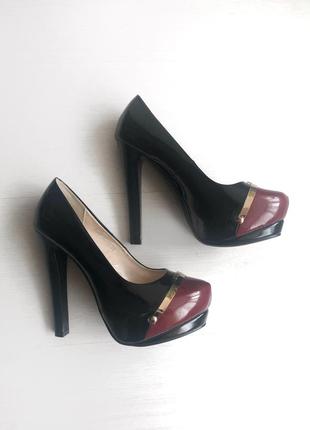 Гарні туфлі на високому каблуці