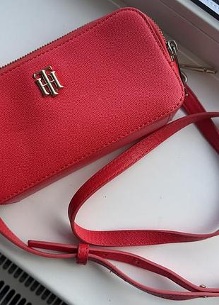 Червона сумка tommy hilfiger