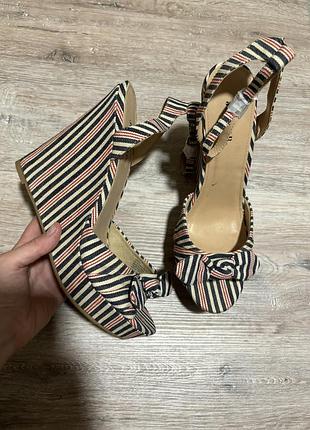 Смугасті босоніжки жіночі на танкетці justfab
