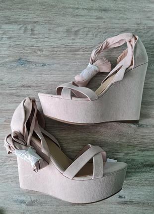 Босоніжки на танкетці justfab