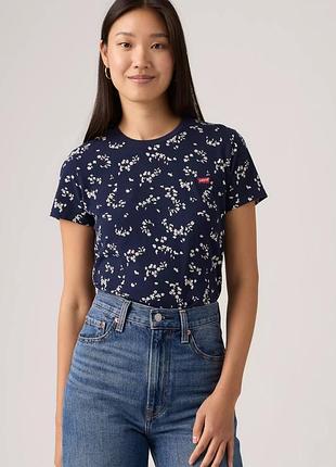 Хлопковая. темно синяя футболка levis в цветы