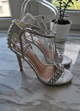 Босоножки женские ориг. фирмы guess на шпильке белого цвета 37р.кожаные,высота шпильки 11см, длина стельки 24см. дополнят вашу изысканность!