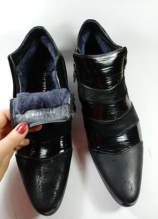 Класичні черевики на хутрі. тесненая шкіра. розміри 39,40