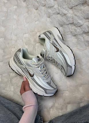 Стильные женские кроссовки nike initiator beige/white
