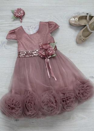 Ошатна, гарна сукня для дівчинки з об'ємними квітами внизу.