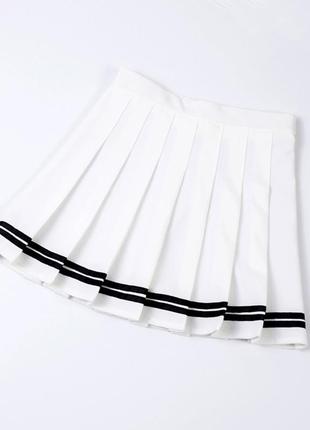 Белая мини юбка в складку с полосками3 фото
