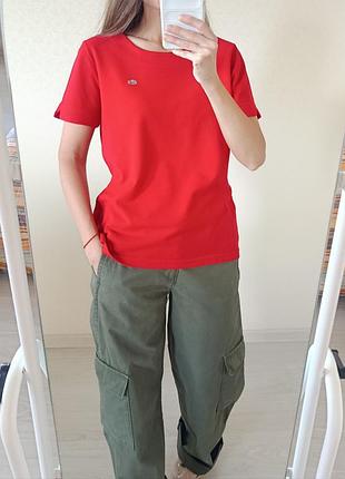 Красная футболка lacoste