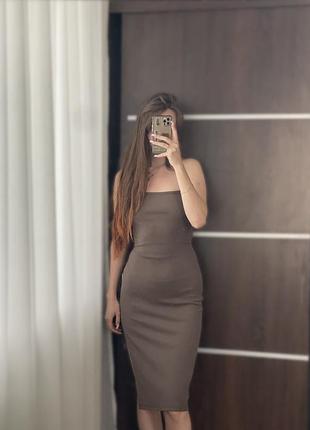 Сукня з відкритою спиною