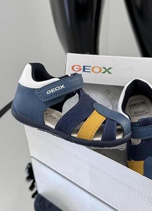 Детские кожаные босоножки на липучках geox