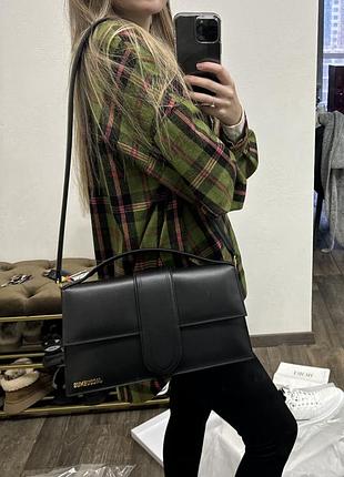 Чорна оригінальна шкіряна сумка jacquemus з золотистою фурнітурою