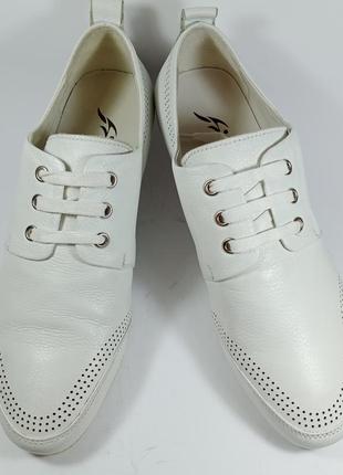 Белые кожаные кроссовки. очень мягкая комфортная  кожа. 39,40,41,43,45