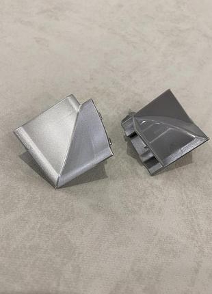 Угол внутренний для кухонного плинтуса для столешницы 110 серебро el-mech-plast