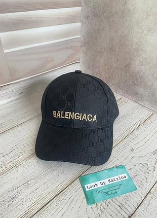 Чорна бейсболка з написом