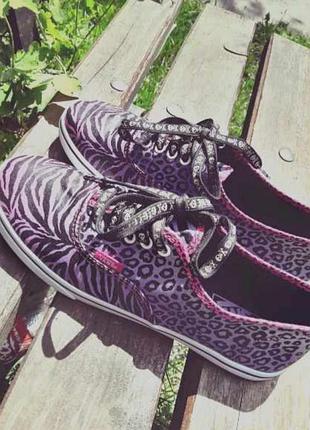 Кеди vans для ємодівочок 
розмір 40 
устілка 26 см 
стан новий одягали 1 раз (не підійшов розмір)
піде на 39
в комплекті ще є білі шнурки