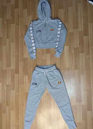Спортивный женский костюм ellesse с манжетами