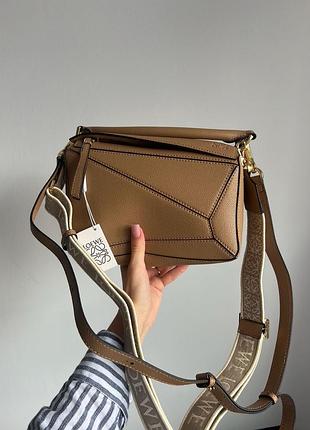 Жіноча шкіряна сумка loewe small puzzle bag in classic calfskin caramel /коричнева/шкіра
