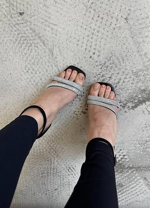 Кожаные босоножки камней черные
