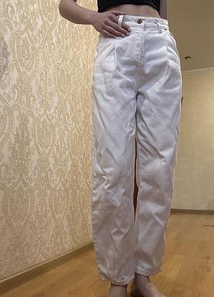 Молочні трохи завужені джинси