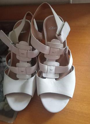 Кожаные туфли от clarks