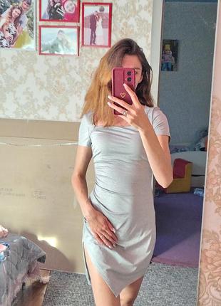 Платье с акцентными вырезом на ножке