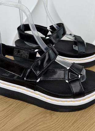 Оригінальні босоніжки dr. martens
