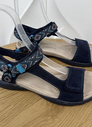 Оригінальні замшеві босоніжки clarks