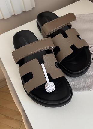 Hermes 💫 натуральна шкіра преміум-якості, стильний taupe колір, повне пакування та всі лейби. устілка 27 см. 🤎