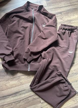 Спортивний костюм двійка adidas,стан ідеальний (два рази вдітий),коричневого кольору,знизу стягується