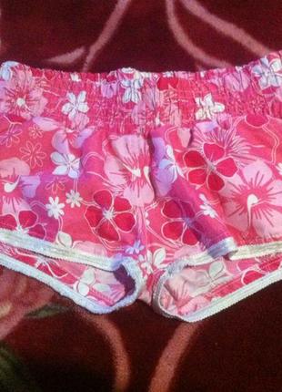 Яркие розовые шорты в цветы