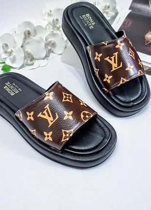 Круті жіночі шльопанці капці шкіряні на невисокій платформі коричневі з принтом р. 36-40