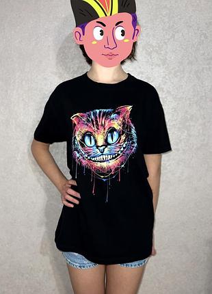 Чорна oversize футболка з яскравим принтом