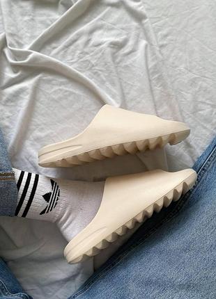 Бежевые тапочки адидас изи слайд унисекс adidas yeezy slide bone no logo 38