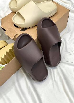 Коричневі капці адідас їзі слайд унісекс adidas yeezy slide soot 37
