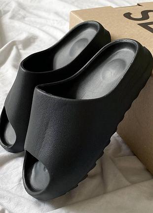 Чорні капці адідас їзі слайд без лого унісекс adidas yeezy slide black no logo 41