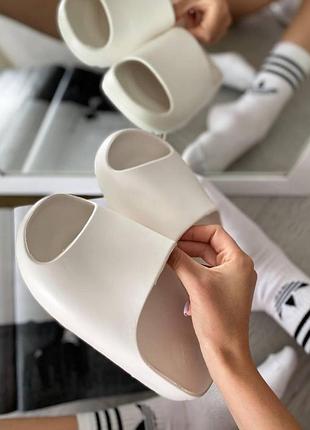 Светлые шлепанцы адидас изи слайд унисекс adidas yeezy slide bone white 40