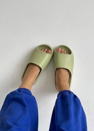 Оливковые шлепанцы адидас изи слайд унисекс adidas yeezy slide resin 38