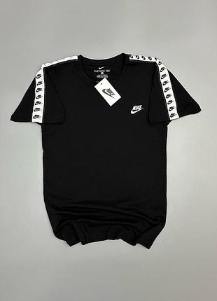 Футболка nike lampas чорна